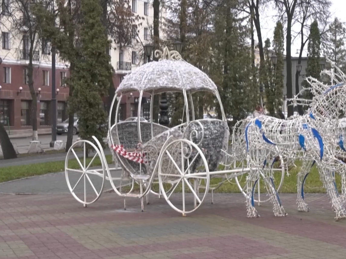 В Уфе продолжается монтаж новогодней иллюминации