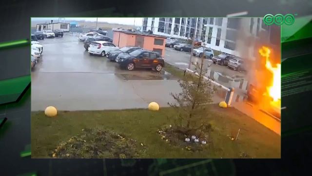 На улице Иксанова во дворе жилого дома загорелись припаркованные автомобили