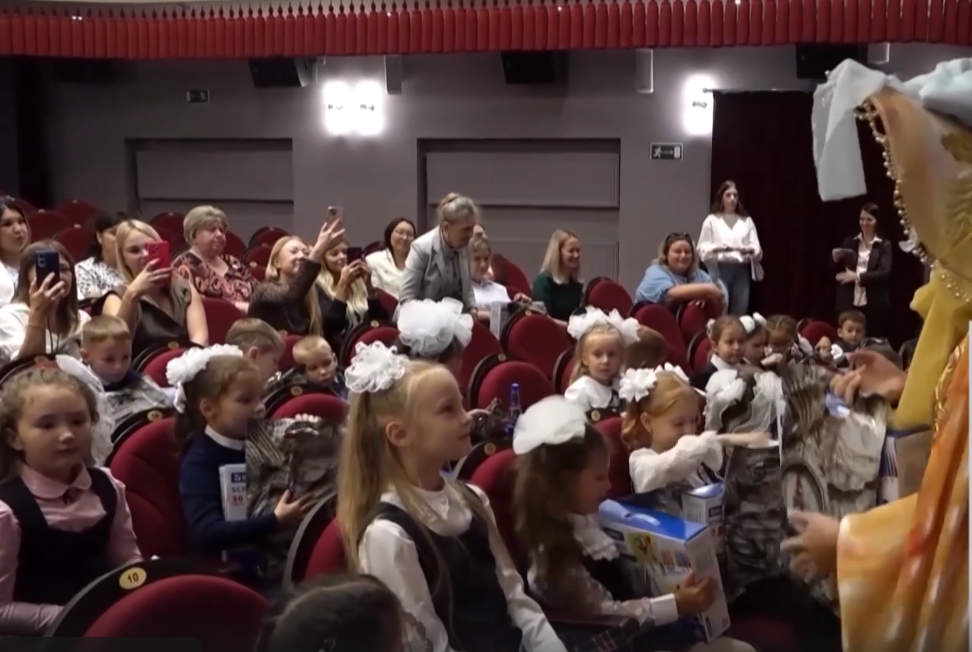 Ратмир Мавлиев встретился в Театре кукол с детьми погибших участников спецоперации