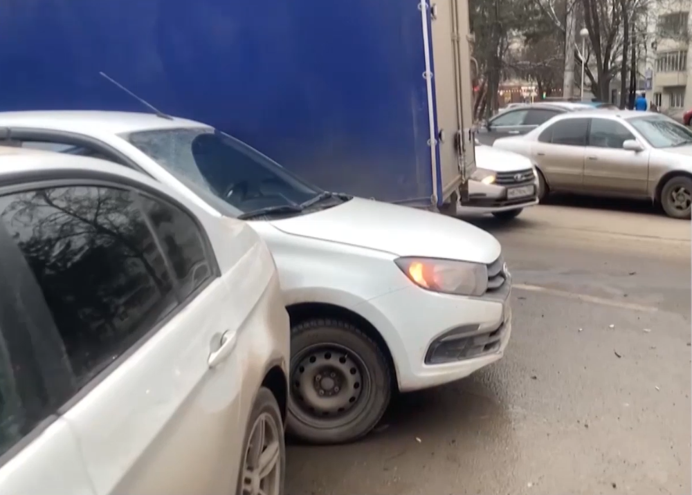 В Уфе возле Дома печати газель протаранила семь машин