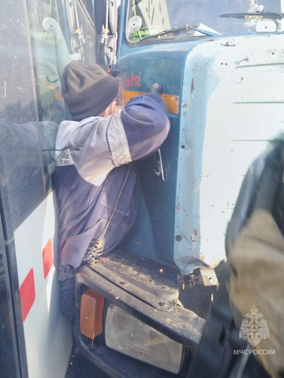 Мужчину зажало между мусоровозом и трамваем на Большой Гражданской