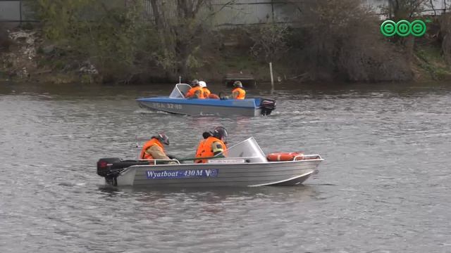 В Уфе пожарные расчеты отрабатывают навыки борьбы с огнем в условиях весеннего половодья.