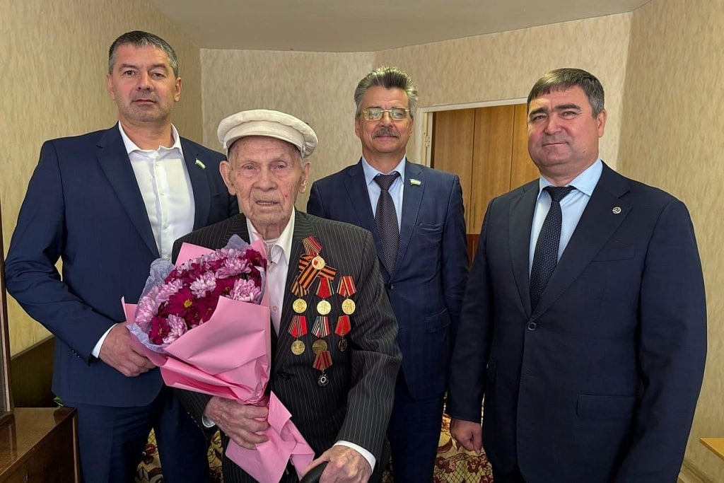В Уфе ветеранам вручили почётные знаки