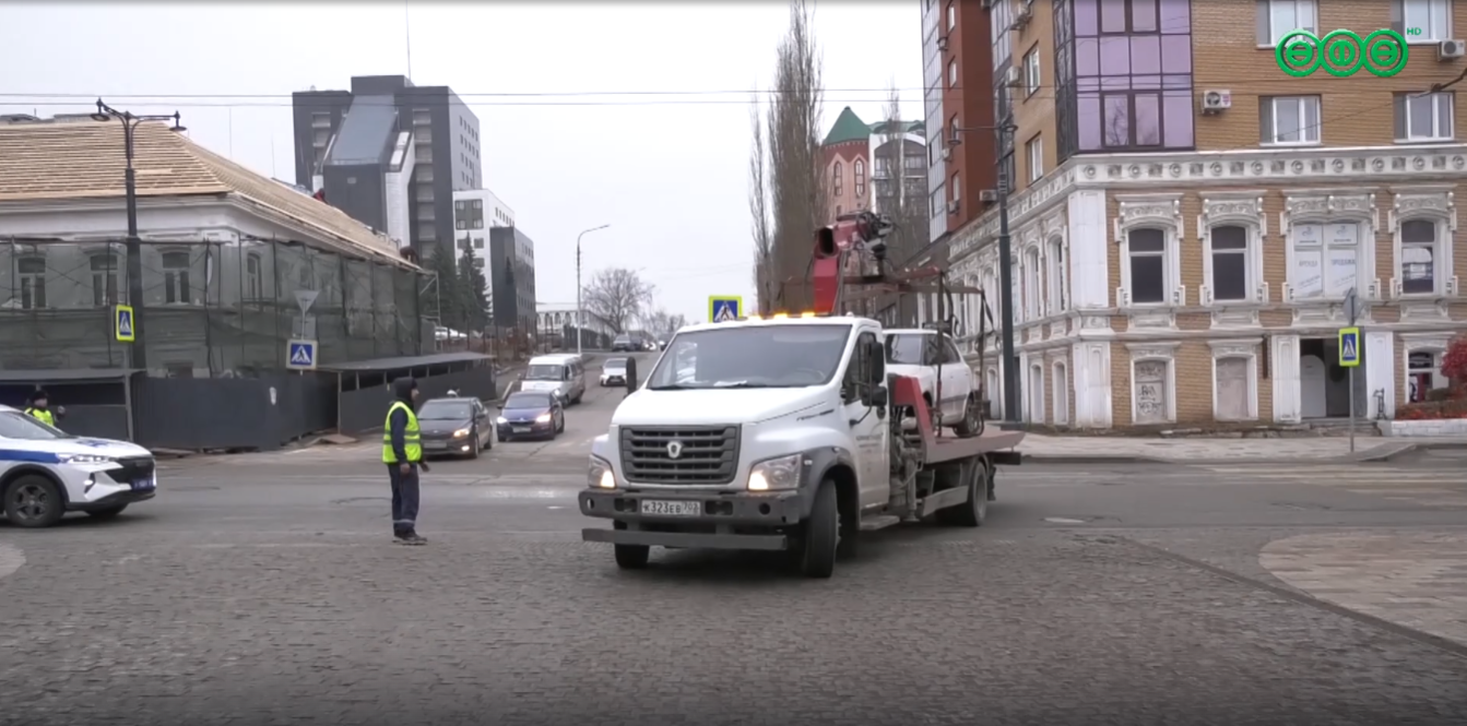 В Уфе эвакуируют автомобили с пешеходных дорожек