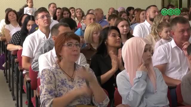 Рустам Шарипов побывал на выпускном у одиннадцатиклассников в Нагаево