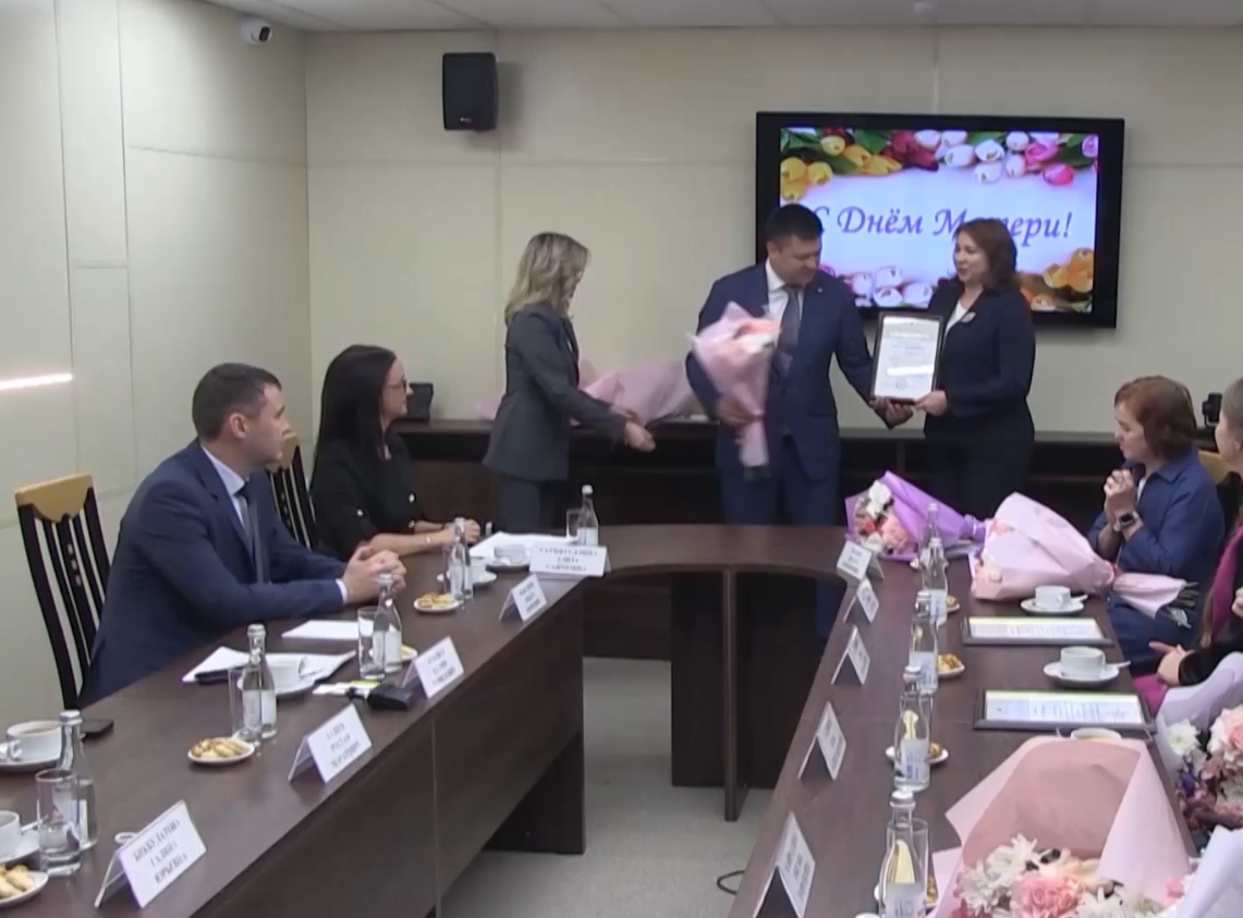 Мэр Уфы поздравил матерей бойцов СВО с предстоящим праздником