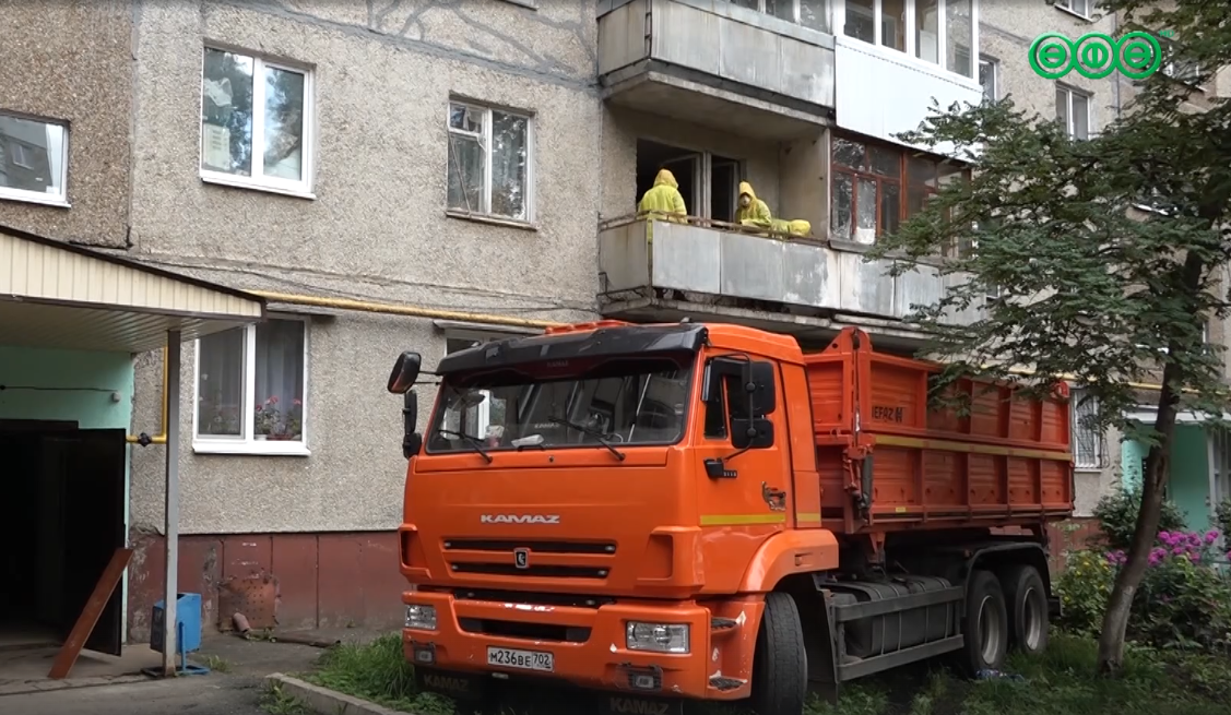 Уфимский Плюшкин угрожал самоубийством из-за уборки мусора в его квартире