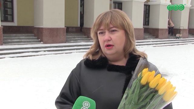 Перед 8 Марта праздничная акция прошла и среди пешеходов. Прямо на улице девушки получали подарки