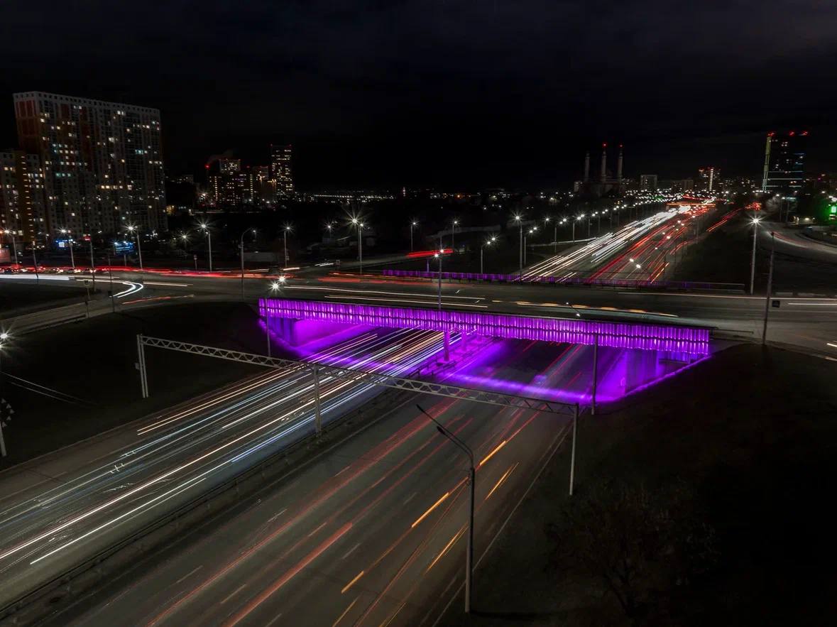 Строители завершили монтаж архитектурной подсветки путепровода в створе ул. Айской