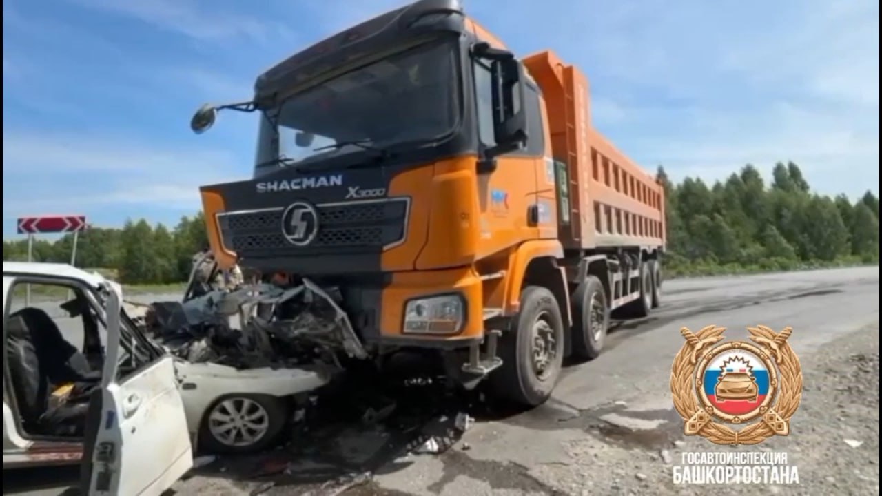 В Башкирии легковушка попала в аварию, 2 человека погибли, 4 в больнице