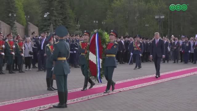 Возложение цветов к историческим мемориалам и памятникам героям в честь Дня Победы в Уфе