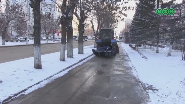 Коммунальные службы оперативно приступили к уборке снега в Уфе
