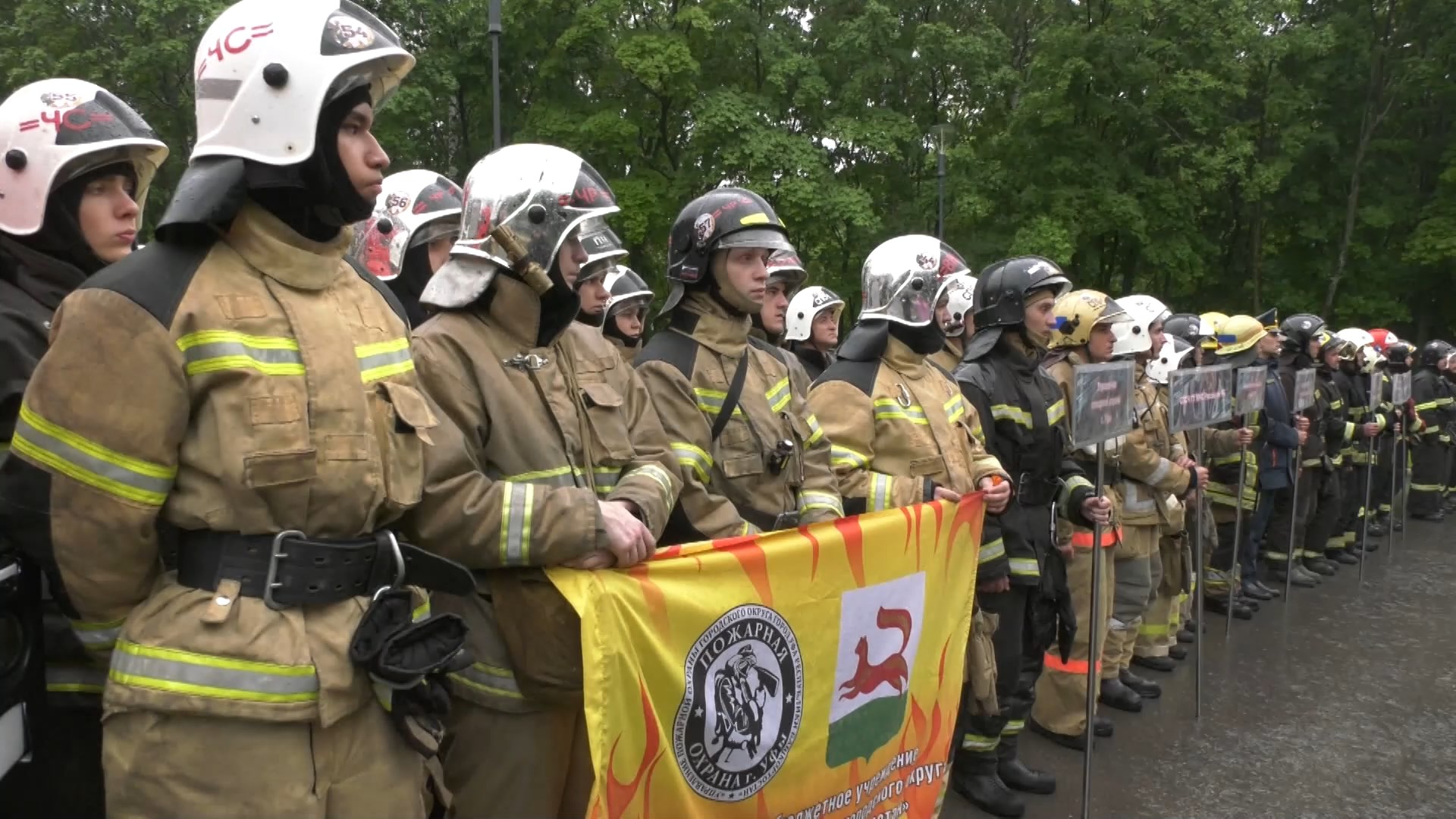 Уфимским пожарным вручили новую технику