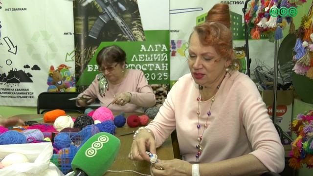 Более 100 волонтеров ежедневно изготавливают маскировочные костюмы для снайперов и разведчиков