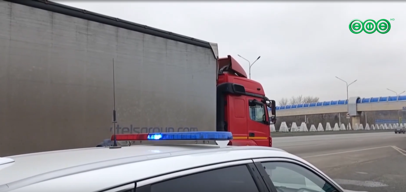 Сотрудники ГАИ остановили водителя фуры без прав