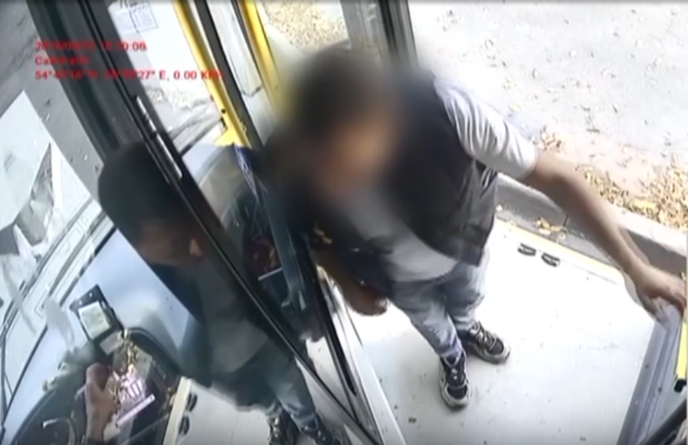 Уфимец разгромил окна и двери в автобусе Башаштотранс