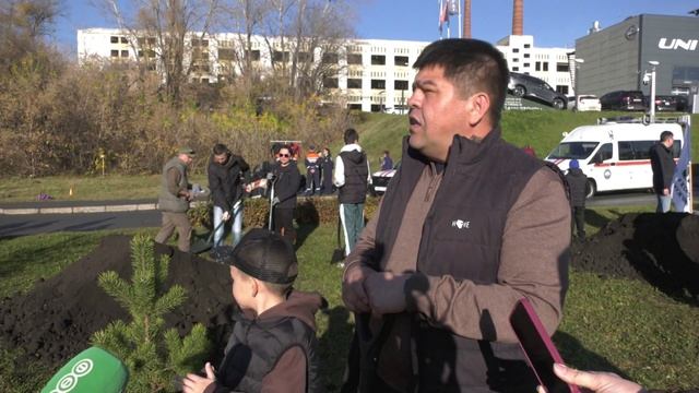 Рустам Шарипов с сыном высадил сосны в Уфе в честь Дня Отца