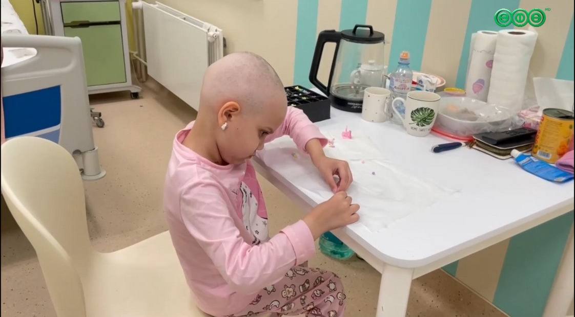 «До и после»: пятилетняя Теона из Уфы борется с лейкемией. Семье нужна помощь